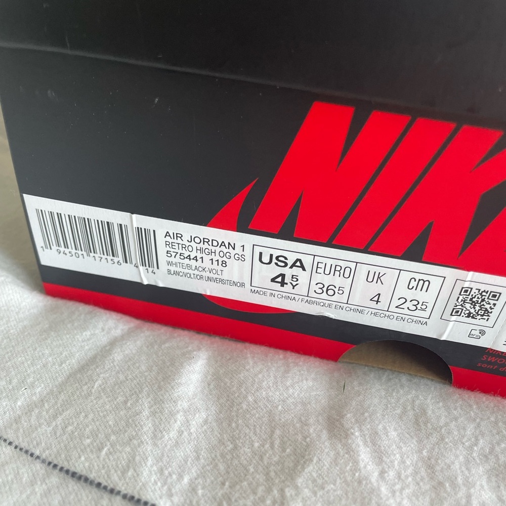 New Jordan 1’s

Equivalent to a womens 6/6.5
Boys size 4.5
white/black/volt gold - Picture 4 of 4
